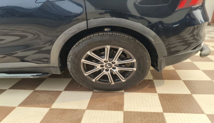 2022 Mahindra XUV700 AX 7 D AT AWD 7 STR, Diesel, Automatic, 82,939 km, tyre