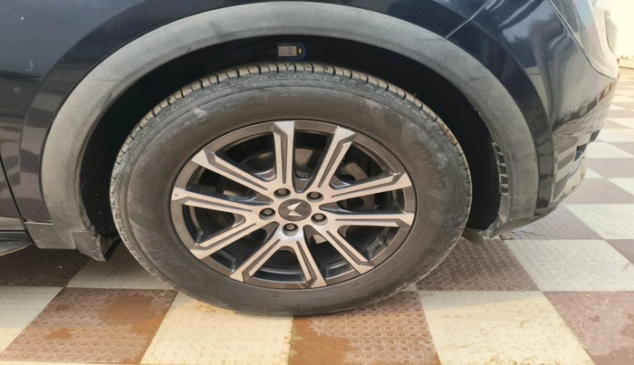 2022 Mahindra XUV700 AX 7 D AT AWD 7 STR, Diesel, Automatic, 82,939 km, tyre