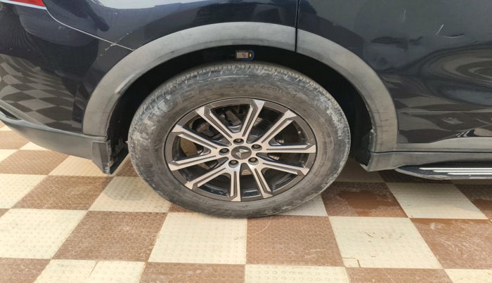 2022 Mahindra XUV700 AX 7 D AT AWD 7 STR, Diesel, Automatic, 82,939 km, tyre