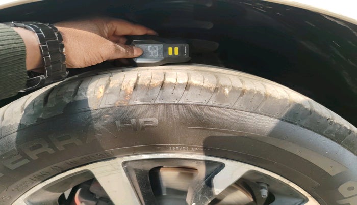 2019 Mahindra XUV500 W5, Diesel, Manual, 1,60,000 km, tyre