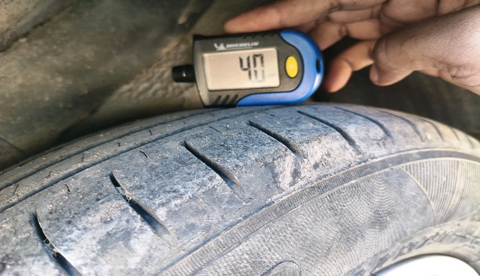 2012 Hyundai i10 MAGNA 1.1, Petrol, Manual, 1,83,880 km, tyre