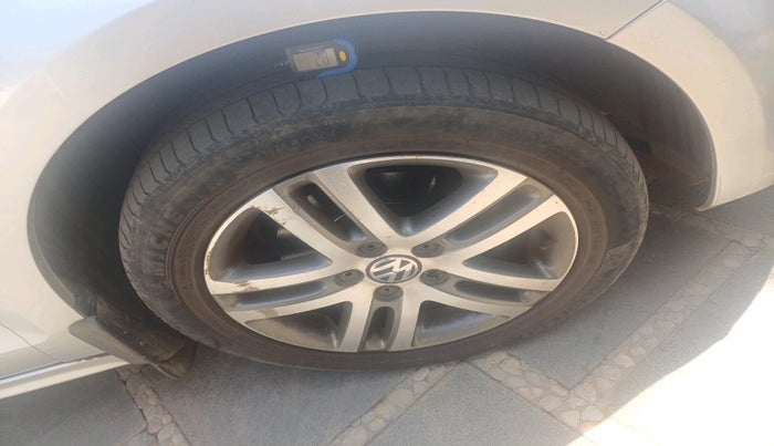 2014 Volkswagen Jetta HIGHLINE TDI, Diesel, Manual, 1,86,599 km, tyre