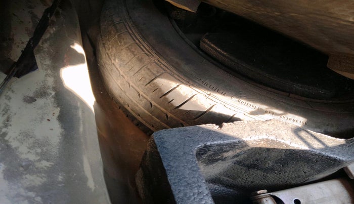 2015 Maruti Ciaz ZXI, Petrol, Manual, 2,03,596 km, tyre