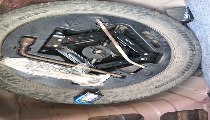 2017 Mahindra Kuv100 K4 6 STR, Petrol, Manual, 59,241 km, tyre