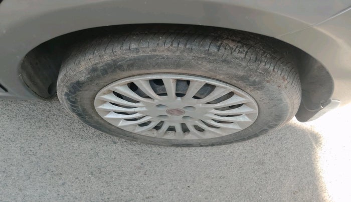 2010 Fiat Linea DYNAMIC 1.4, Petrol, Manual, 1,07,900 km, tyre