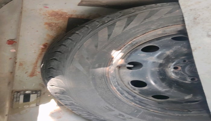 2010 Fiat Linea DYNAMIC 1.4, Petrol, Manual, 1,07,900 km, tyre