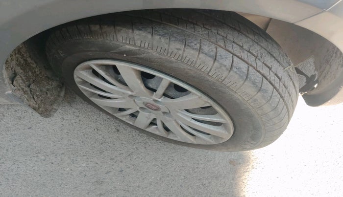 2010 Fiat Linea DYNAMIC 1.4, Petrol, Manual, 1,07,900 km, tyre