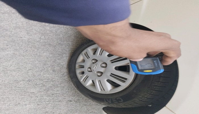 2011 Hyundai Santro Xing GLS, Petrol, Manual, 49,070 km, tyre