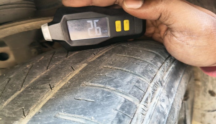 2011 Maruti Ritz LXI, Petrol, Manual, 1,11,346 km, tyre