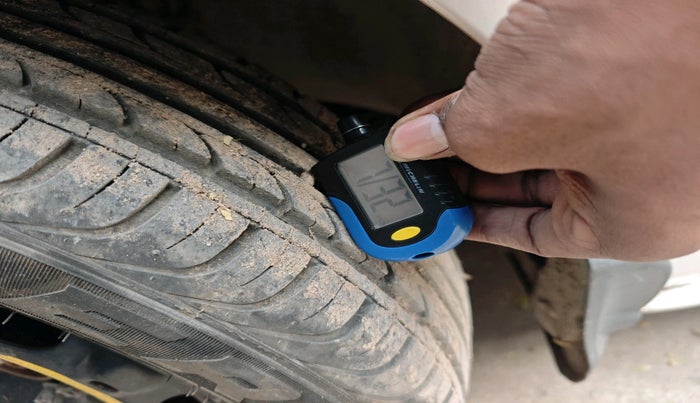 2012 Volkswagen Vento HIGHLINE DIESEL 1.6, Diesel, Manual, 1,24,947 km, tyre