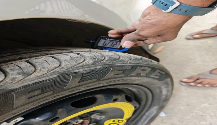 2012 Volkswagen Vento HIGHLINE DIESEL 1.6, Diesel, Manual, 1,24,947 km, tyre