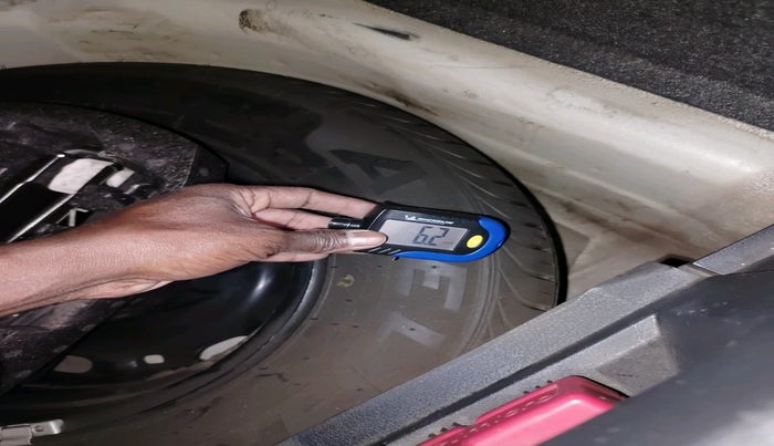 2011 Volkswagen Polo COMFORTLINE 1.2L PETROL, Petrol, Manual, 1,40,446 km, tyre