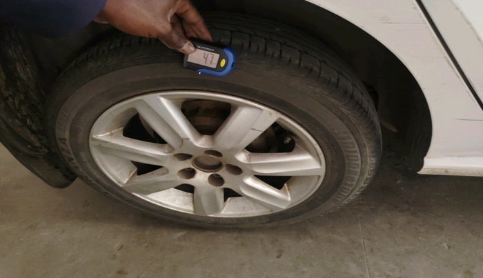 2011 Volkswagen Polo COMFORTLINE 1.2L PETROL, Petrol, Manual, 1,40,446 km, tyre