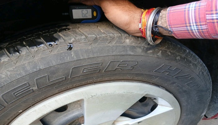 2015 Mahindra XUV500 W6, Diesel, Manual, 1,35,266 km, tyre