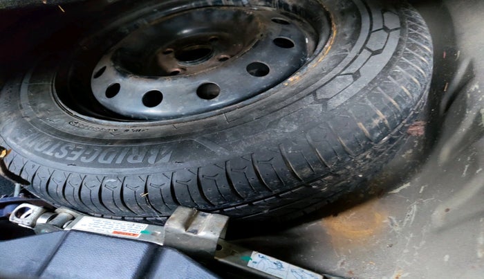 2017 Maruti Dzire VXI, Petrol, Manual, 80,758 km, tyre