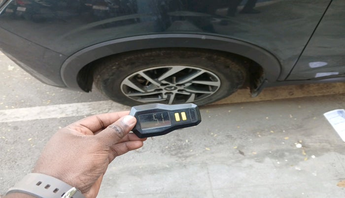 2023 Mahindra XUV300 W8 (O) 1.2 PETROL AMT, Petrol, Automatic, 38,986 km, tyre