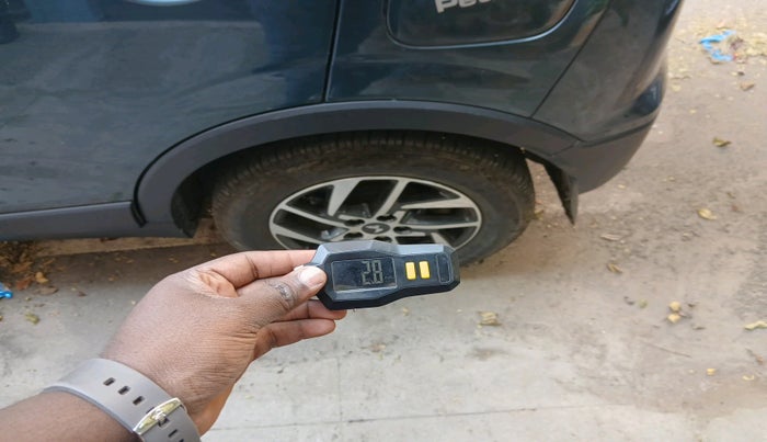 2023 Mahindra XUV300 W8 (O) 1.2 PETROL AMT, Petrol, Automatic, 38,986 km, tyre