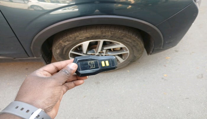 2023 Mahindra XUV300 W8 (O) 1.2 PETROL AMT, Petrol, Automatic, 38,986 km, tyre