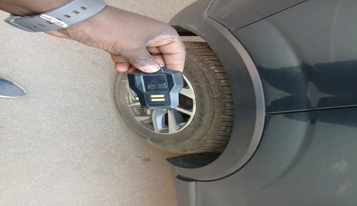 2023 Mahindra XUV300 W8 (O) 1.2 PETROL AMT, Petrol, Automatic, 38,986 km, tyre