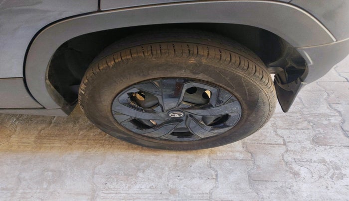 2022 Tata PUNCH ADVENTURE AMT, Petrol, Automatic, 30,297 km, tyre