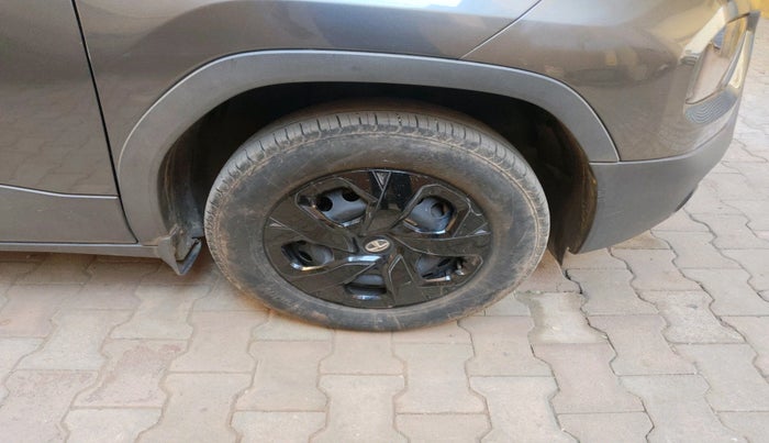 2022 Tata PUNCH ADVENTURE AMT, Petrol, Automatic, 30,297 km, tyre