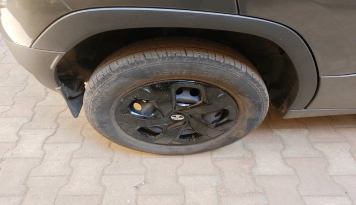 2022 Tata PUNCH ADVENTURE AMT, Petrol, Automatic, 30,297 km, tyre