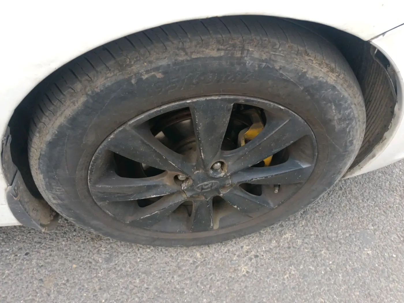 2013 Hyundai Verna FLUIDIC 1.6 CRDI SX, Diesel, Manual, 1,08,151 km, tyre