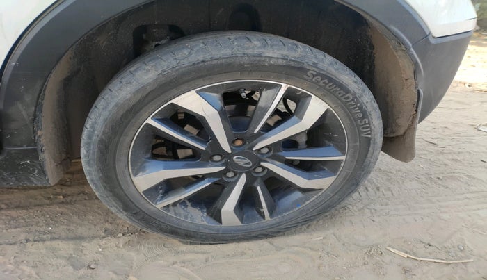 2019 Mahindra XUV300 W8 (O) 1.5 DIESEL, Diesel, Manual, 1,13,278 km, tyre