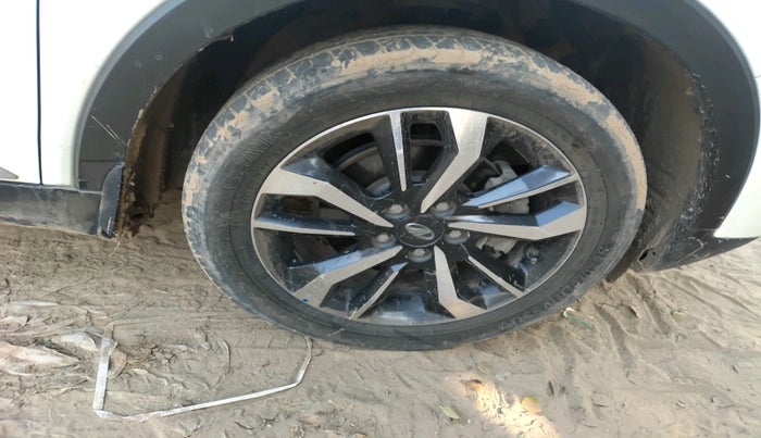 2019 Mahindra XUV300 W8 (O) 1.5 DIESEL, Diesel, Manual, 1,13,278 km, tyre