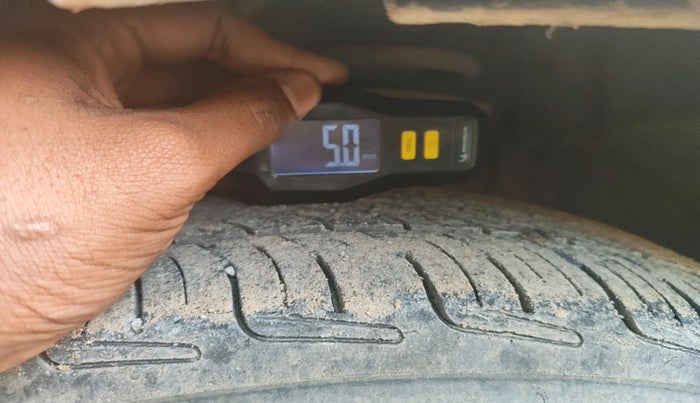 2011 Volkswagen Polo COMFORTLINE 1.2L, Diesel, Manual, 1,43,869 km, tyre