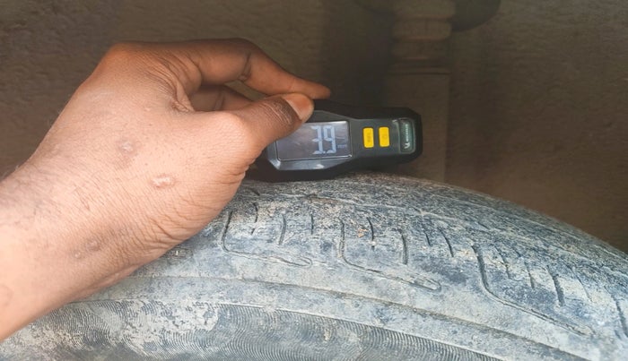 2011 Volkswagen Polo COMFORTLINE 1.2L, Diesel, Manual, 1,43,869 km, tyre