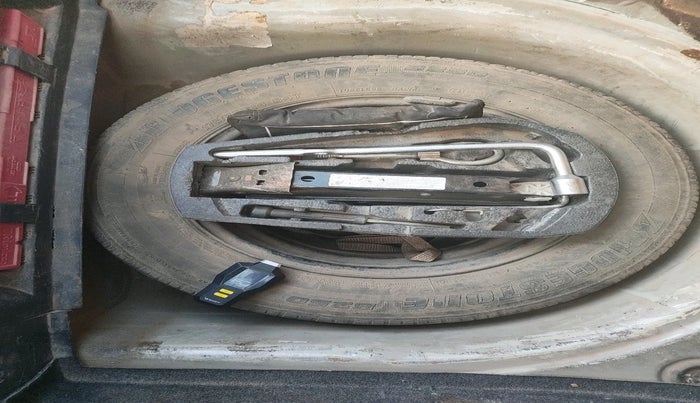 2011 Volkswagen Polo COMFORTLINE 1.2L, Diesel, Manual, 1,43,869 km, tyre