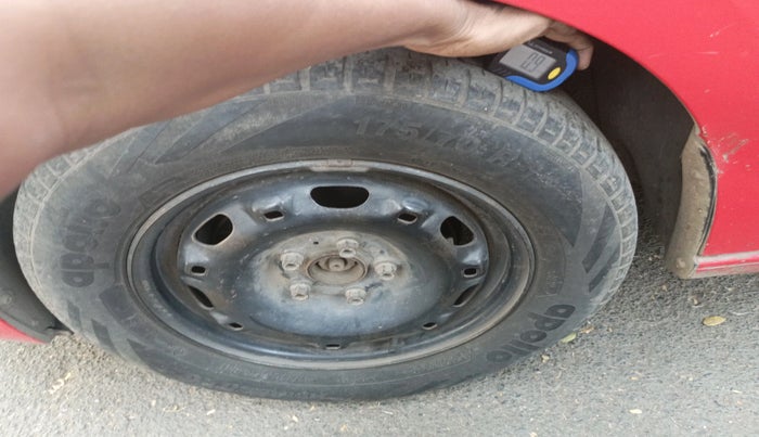 2011 Volkswagen Vento TRENDLINE 1.6, Petrol, Manual, 60,667 km, tyre