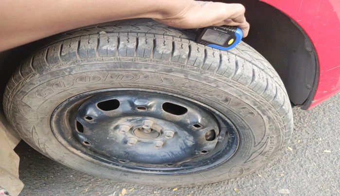 2011 Volkswagen Vento TRENDLINE 1.6, Petrol, Manual, 60,667 km, tyre