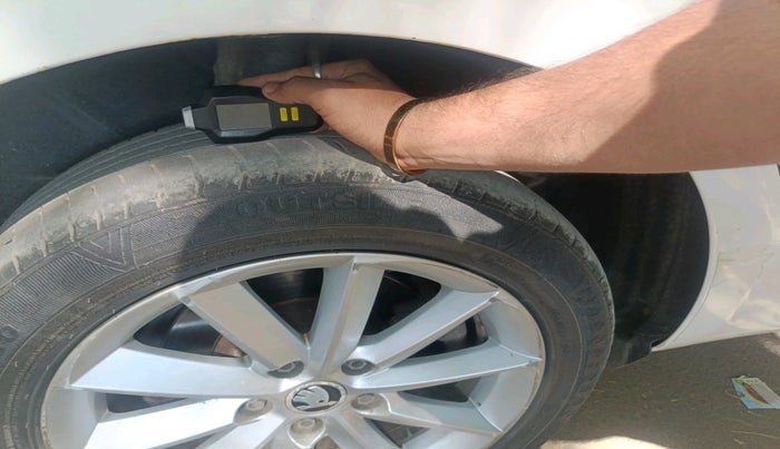 2014 Skoda Superb ELEGANCE 2.0 TDI CR AT, Diesel, Automatic, 1,19,430 km, tyre