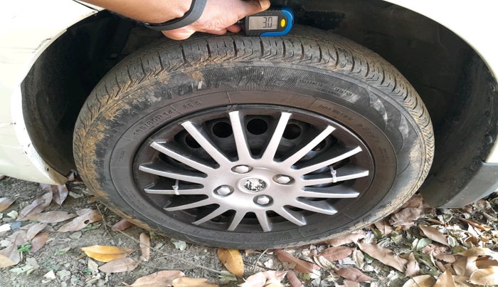 2015 Maruti Swift Dzire VXI, Petrol, Manual, 65,692 km, tyre