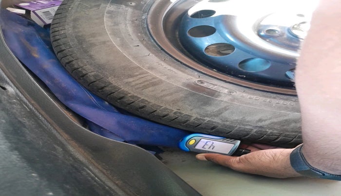 2015 Maruti Swift Dzire VXI, Petrol, Manual, 65,692 km, tyre