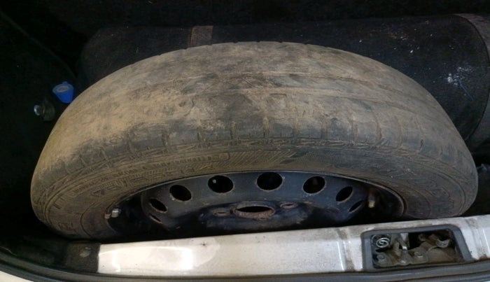 2013 Toyota Etios Liva G, Petrol, Manual, 1,65,985 km, tyre