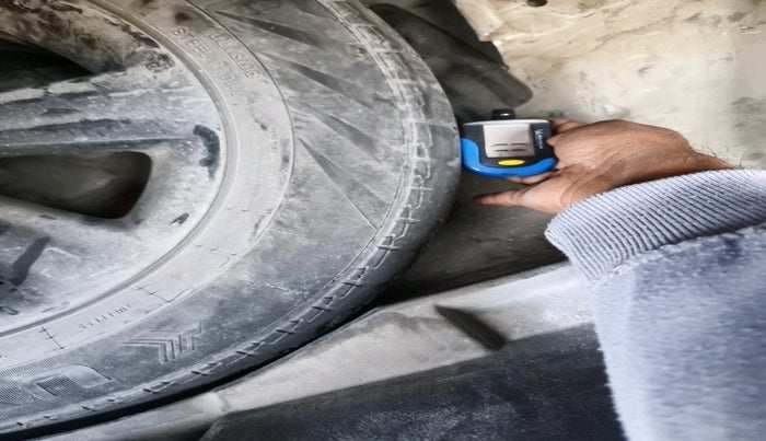 2011 Toyota Corolla Altis G PETROL, Petrol, Manual, 1,61,894 km, tyre