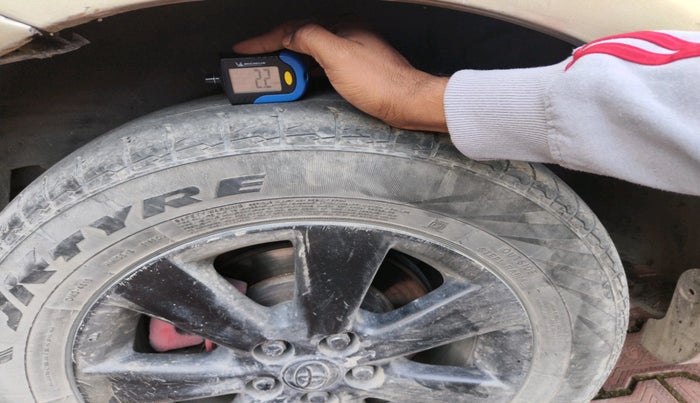 2011 Toyota Corolla Altis G PETROL, Petrol, Manual, 1,61,894 km, tyre