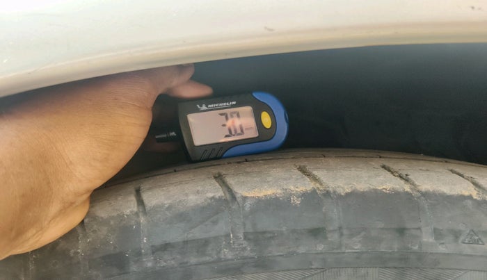 2014 Toyota Innova 2.5 G 7 STR, Diesel, Manual, 1,38,337 km, tyre