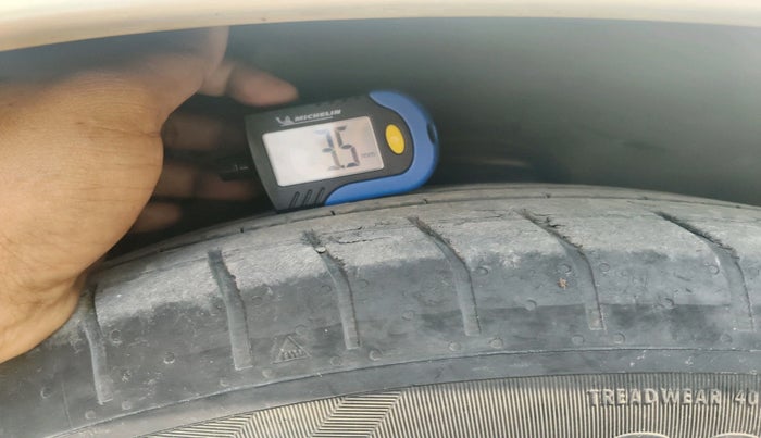 2014 Toyota Innova 2.5 G 7 STR, Diesel, Manual, 1,38,337 km, tyre