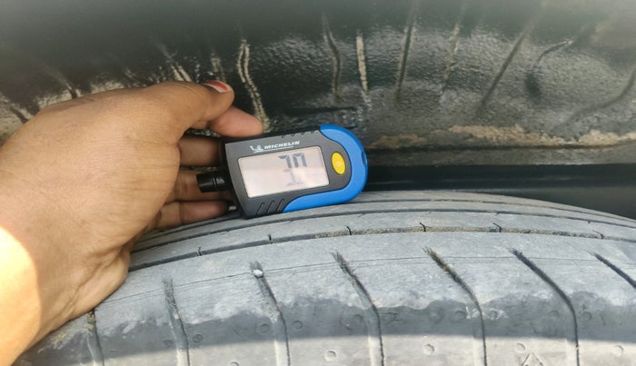 2014 Toyota Innova 2.5 G 7 STR, Diesel, Manual, 1,38,337 km, tyre