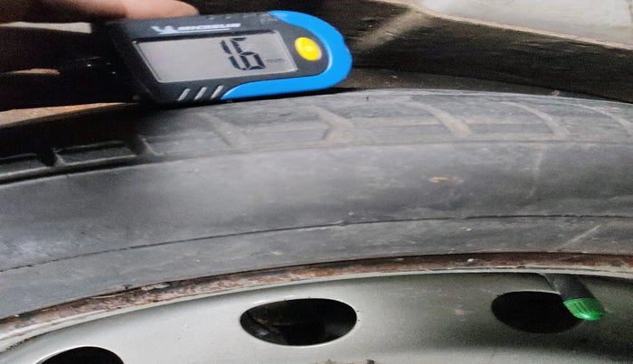 2010 Fiat Grand Punto EMOTION 1.3, Diesel, Manual, 1,26,006 km, tyre