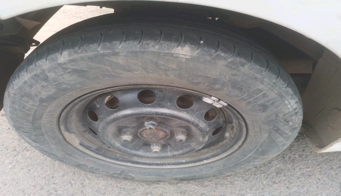 2015 Hyundai Eon ERA +, Petrol, Manual, 85,381 km, tyre