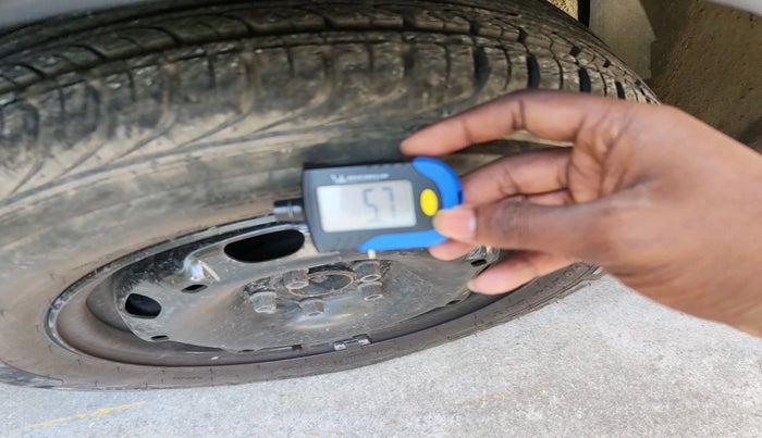 2010 Volkswagen Vento HIGHLINE 1.6 MPI, Petrol, Manual, 95,693 km, tyre