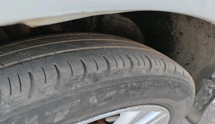 2011 Volkswagen Polo COMFORTLINE 1.2L, Diesel, Manual, 1,72,105 km, tyre