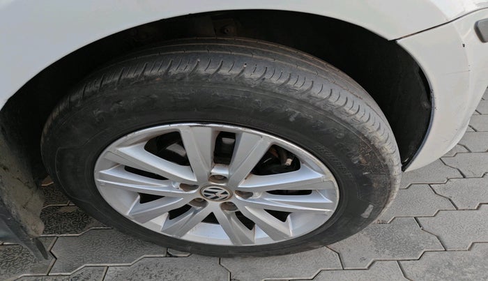 2011 Volkswagen Polo COMFORTLINE 1.2L, Diesel, Manual, 1,72,105 km, tyre