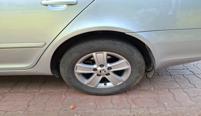 2011 Skoda Laura AMBIENTE 2.0 TDI CR AT, Diesel, Automatic, 1,52,282 km, tyre