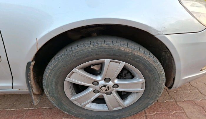 2011 Skoda Laura AMBIENTE 2.0 TDI CR AT, Diesel, Automatic, 1,52,282 km, tyre